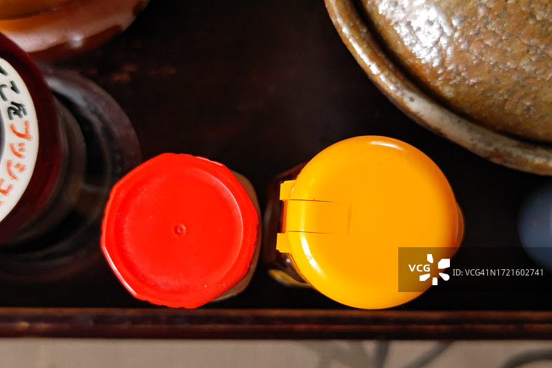 厨房桌子上的调味瓶图片素材