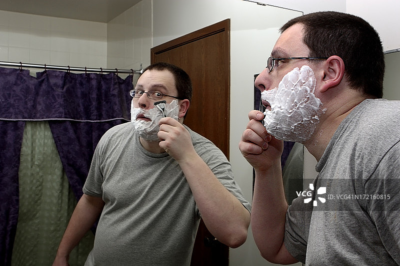 清晨剃须图片素材