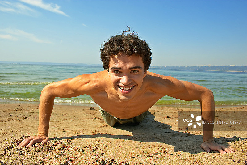 在户外做俯卧撑图片素材