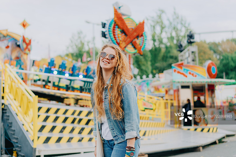 在游乐园里快乐的波西米亚风格女人图片素材