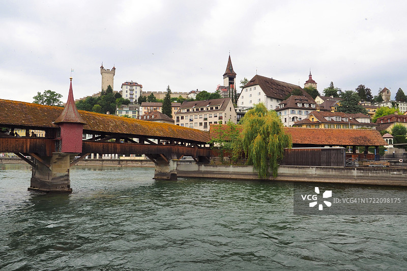 卢塞恩城市天际线、廊桥与城墙塔楼图片素材