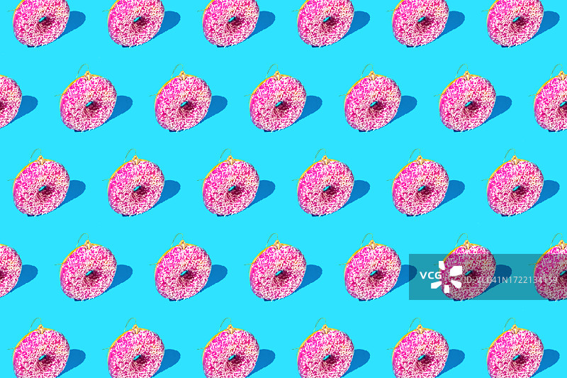 粉色甜甜圈组成的圣诞节圆形装饰图案，淡蓝色背景图片素材