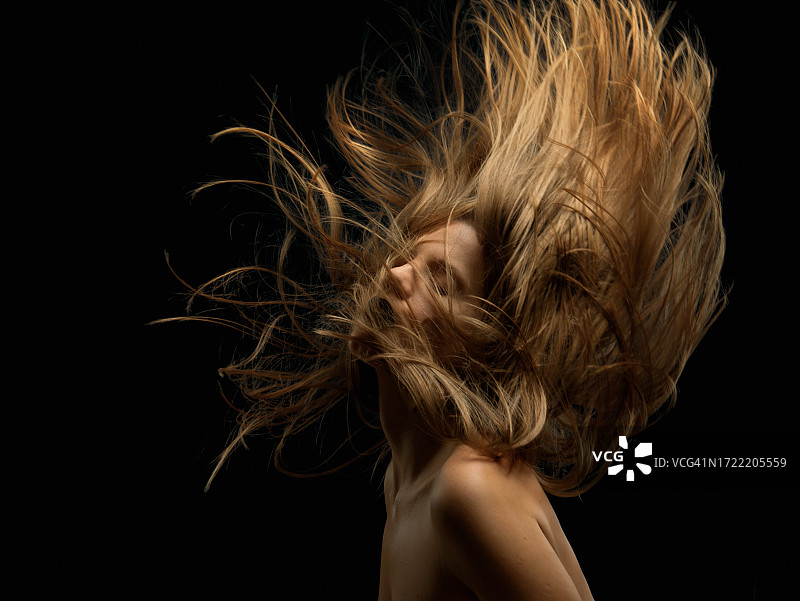 一头飘逸秀发的年轻女人图片素材