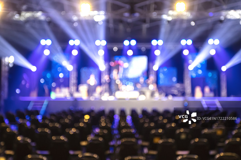 舞台上的散焦照明灯光图片素材