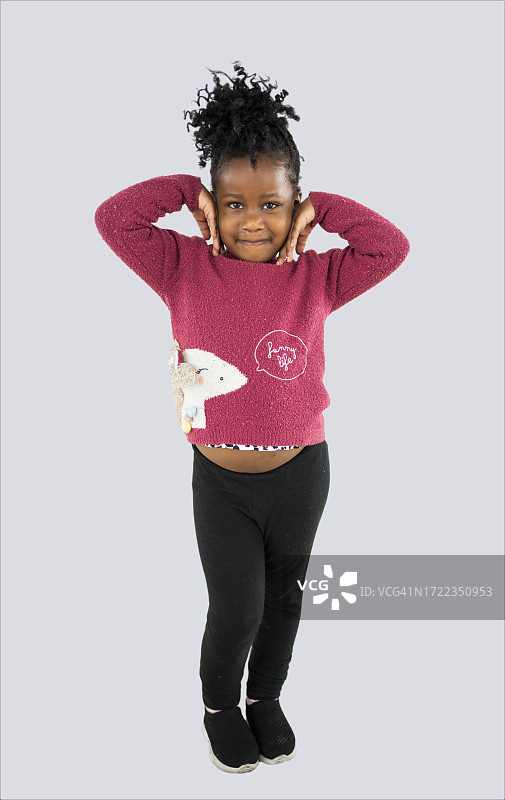 站在白色背景上的可爱女婴肖像图片素材