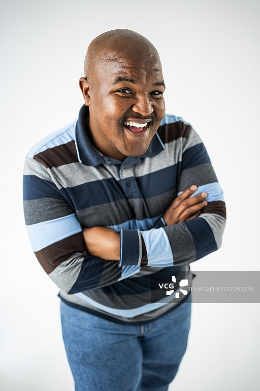 面带微笑的非洲男人交叉双臂的肖像图片素材