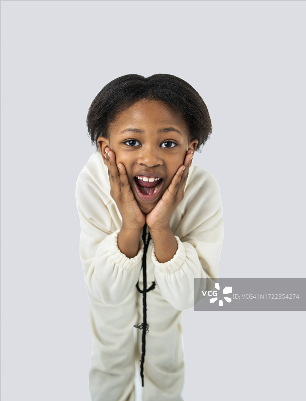 面部表情惊讶的兴奋小女孩图片素材