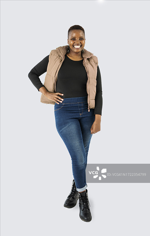 身着时尚服装的迷人年轻非洲女子全身像图片素材