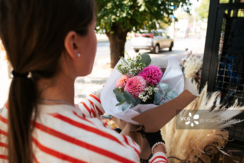 女花艺师在秋季集市整理花束图片素材