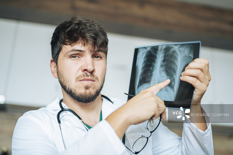 医生展示患病肺部的X光片图片素材
