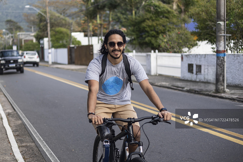 在街上骑自行车的假肢男人图片素材