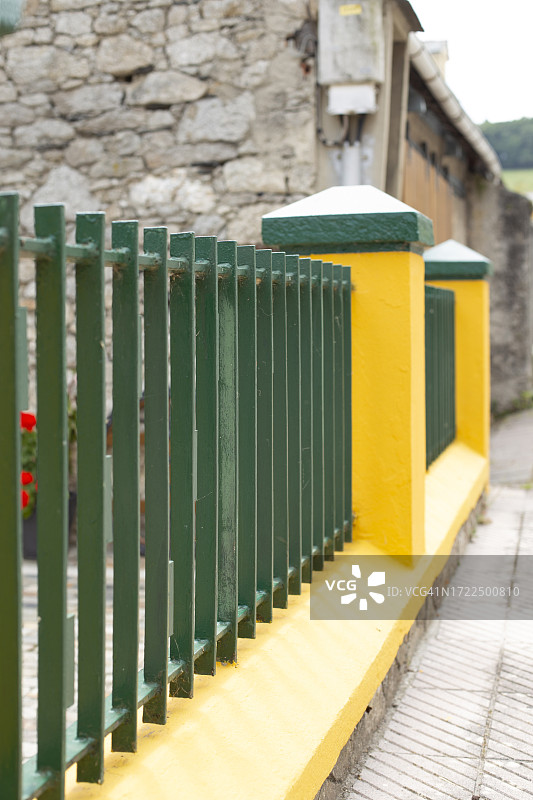 绿色和黄色栅栏图片素材