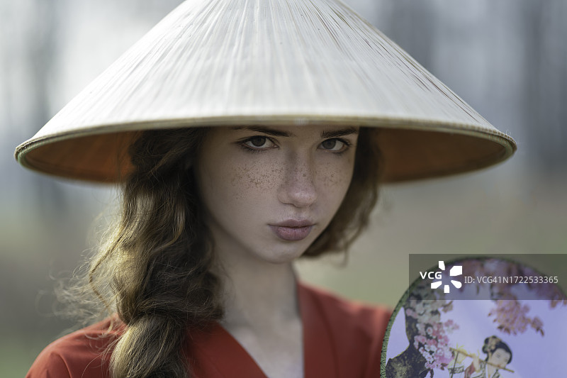 森林中持扇女孩特写图片素材