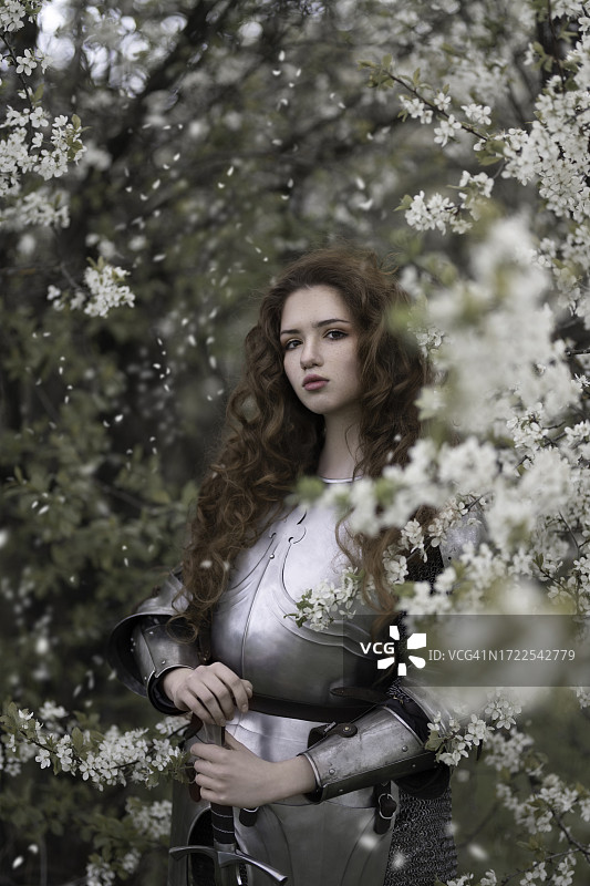 身穿板甲，在盛开花园中的长发女孩肖像图片素材