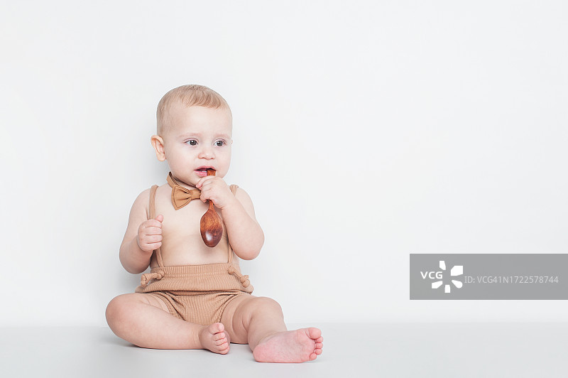 1岁儿童拿勺子特写肖像图片素材