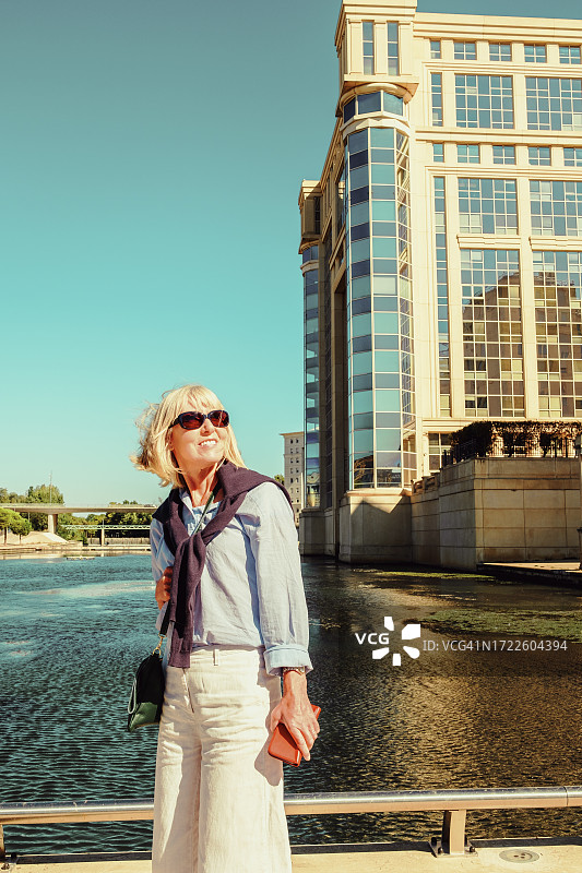 在法国蒙彼利埃的女游客图片素材