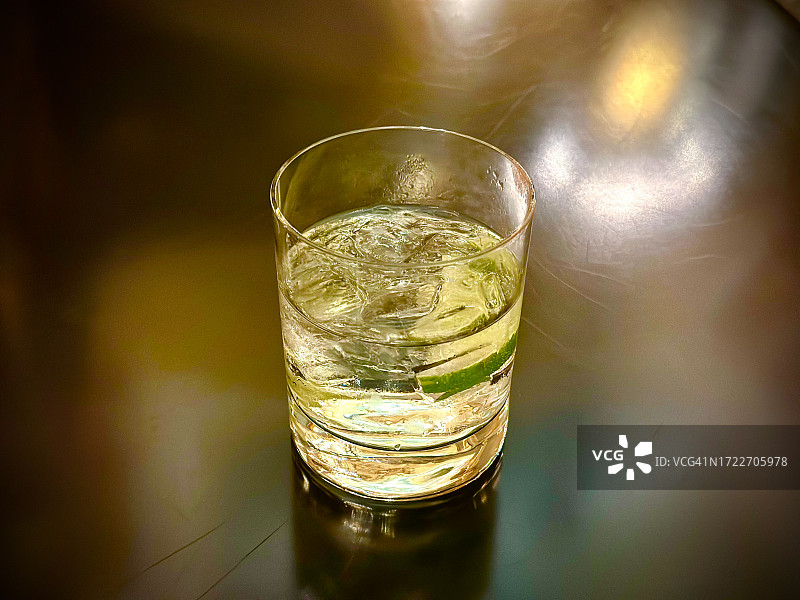 古典杯中的鸡尾酒图片素材