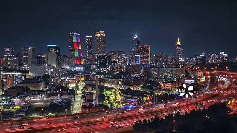 首都城市高架道路夜间车流：亚特兰大市中心蜿蜒的道路，无人机视角图片素材