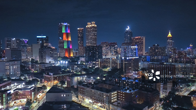 亚特兰大夜间城市景观：市中心高楼林立图片素材