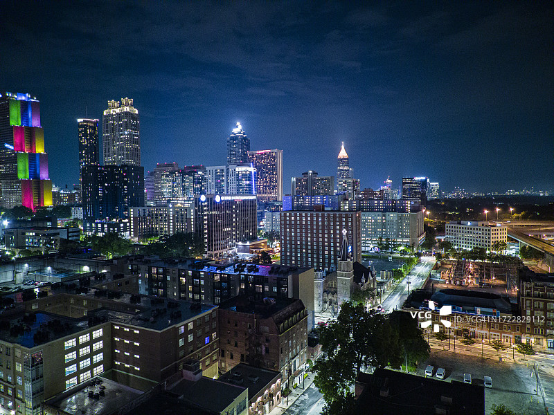 亚特兰大市中心夜景：办公摩天大楼的航拍图图片素材