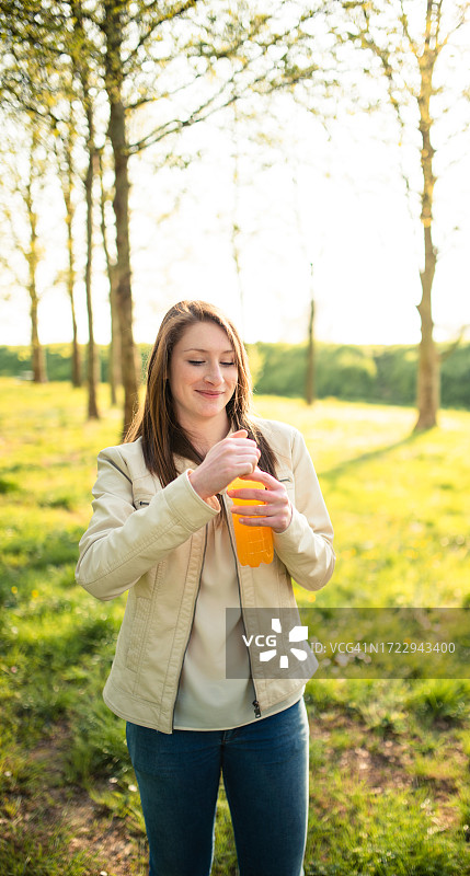在公园里享受食物的快乐少年图片素材