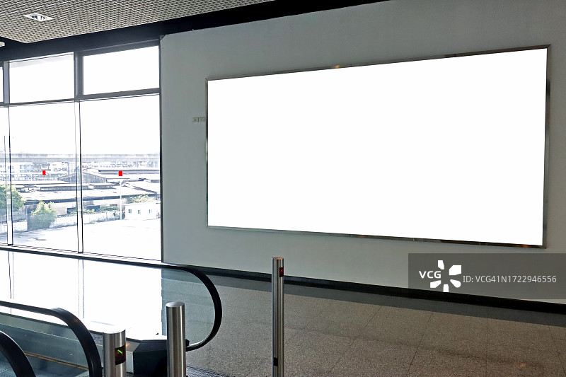 公共场所的空白横向大海报商场扶梯附近的广告牌图片素材