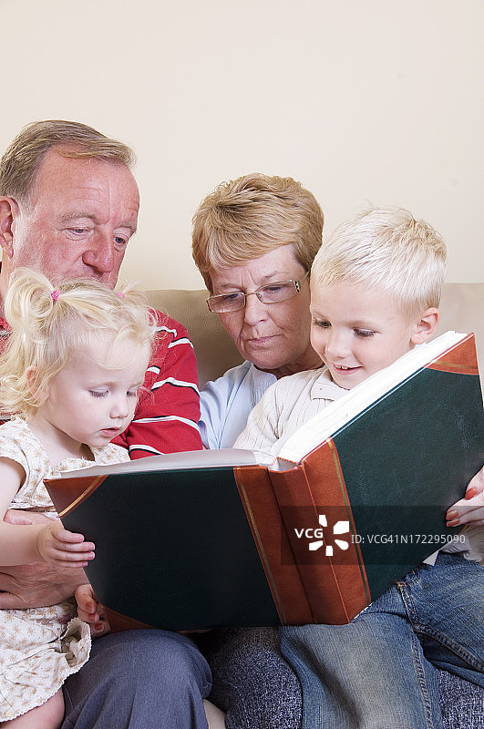 祖孙阅读图片素材