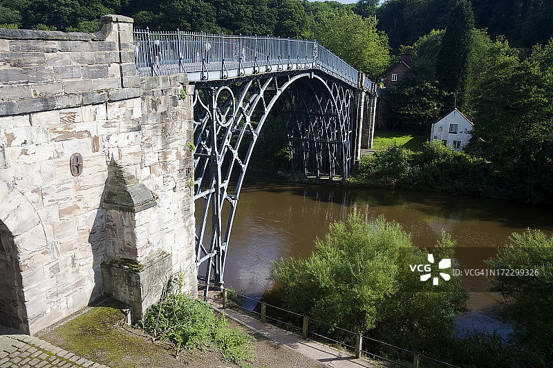 第一座铁桥图片素材