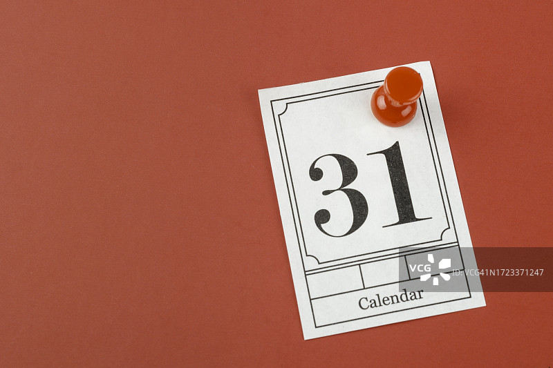 红色背景上的31号迷你日历图片素材