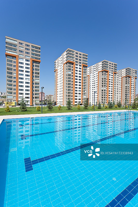 公寓楼和游泳池图片素材