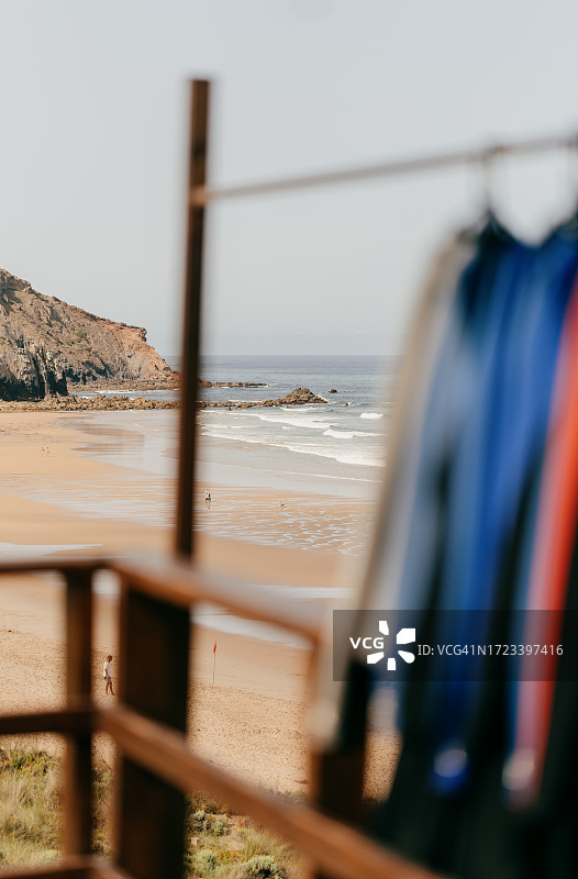 葡萄牙阿尔加维阿马多海滩上的潜水服图片素材