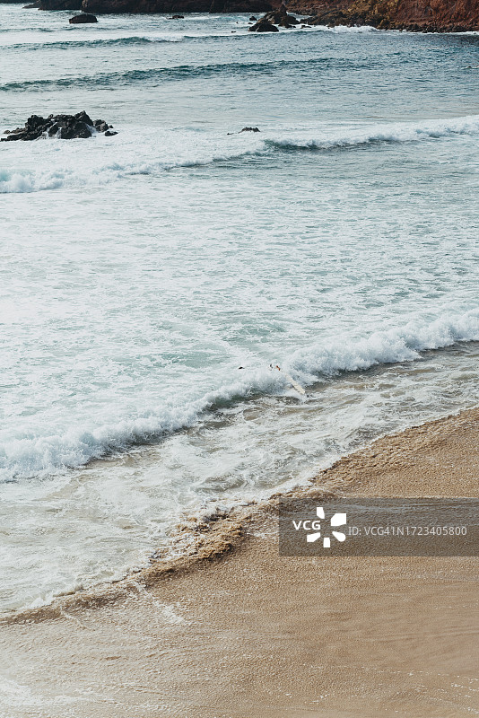 葡萄牙阿马多海滩的浪花拍岸图片素材