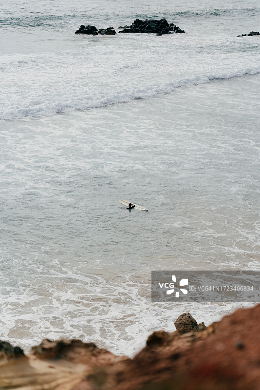 葡萄牙阿马多海滩上的冲浪者图片素材