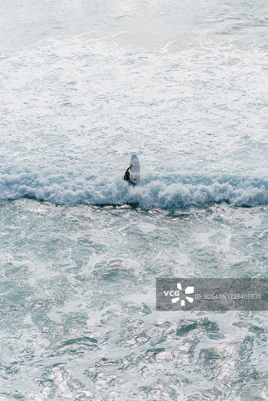 葡萄牙阿马多海滩的冲浪图片素材