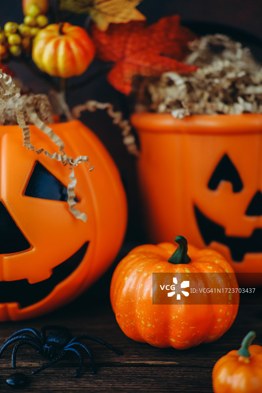 万圣节南瓜和落叶罐图片素材