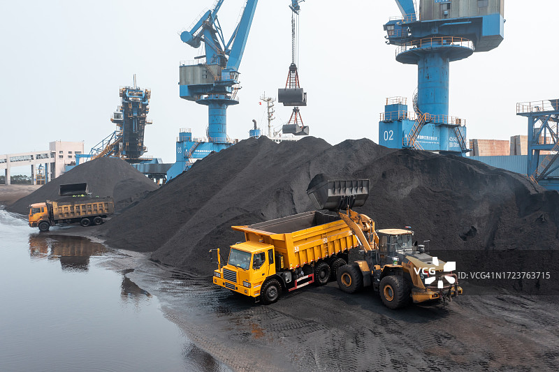 煤港卡车装煤图片素材
