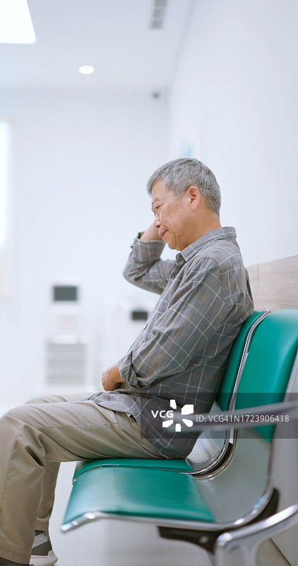 老年男人坐在医院里图片素材