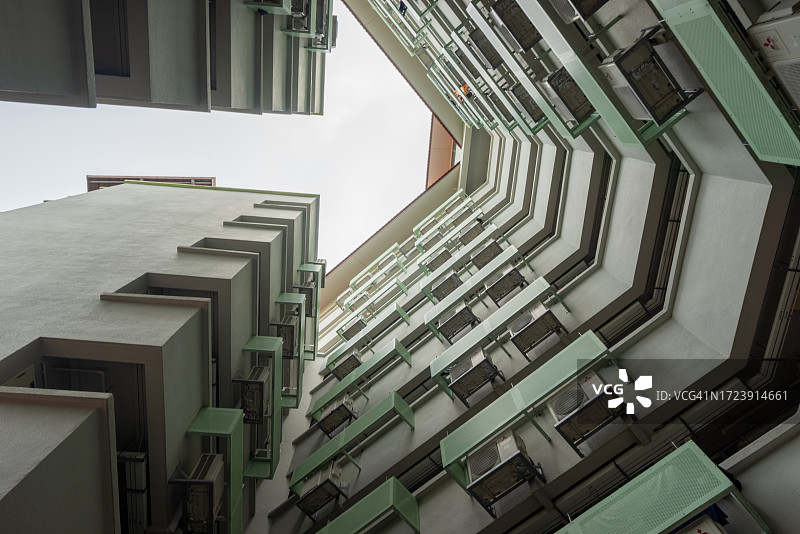 新加坡住宅楼的仰视视角图片素材