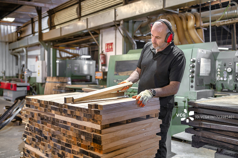赫雷斯的制桶厂：工人调整桶板边缘图片素材