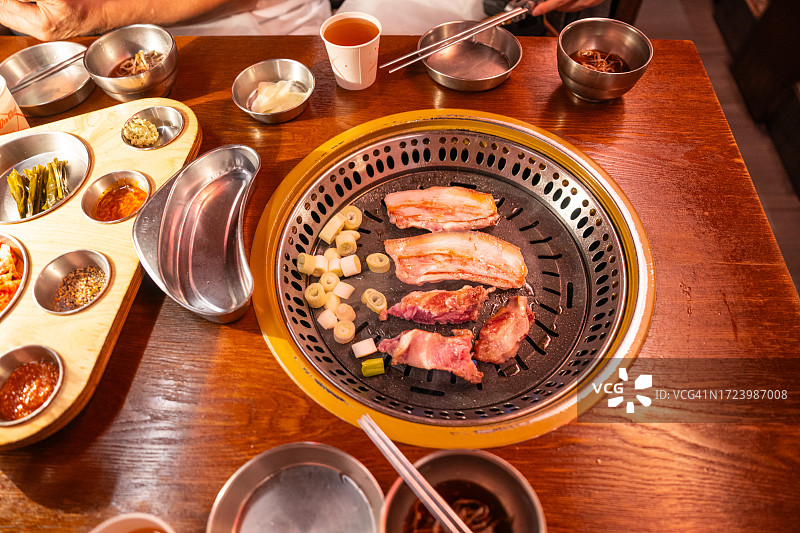 韩国小菜与烤肉，济州岛美食图片素材