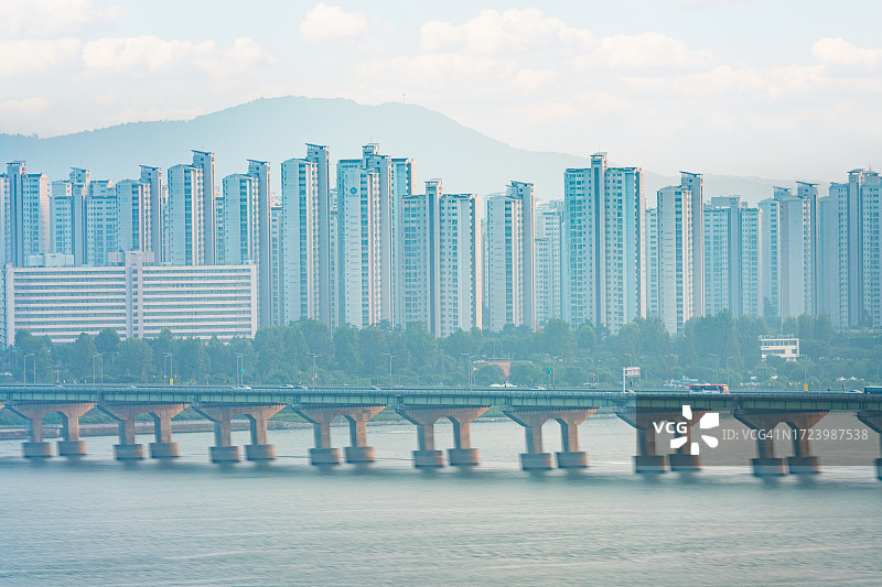 韩国首尔绿色城市中的住宅楼图片素材