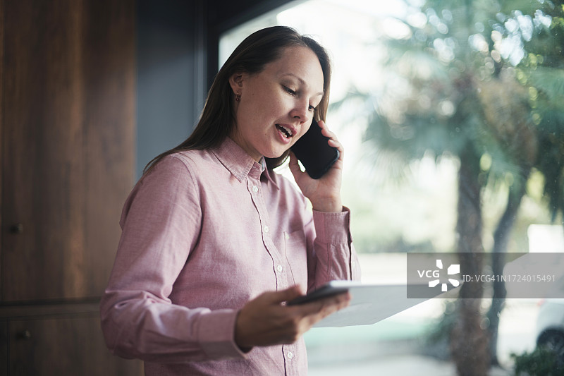 在办公室使用平板电脑的商务女人图片素材