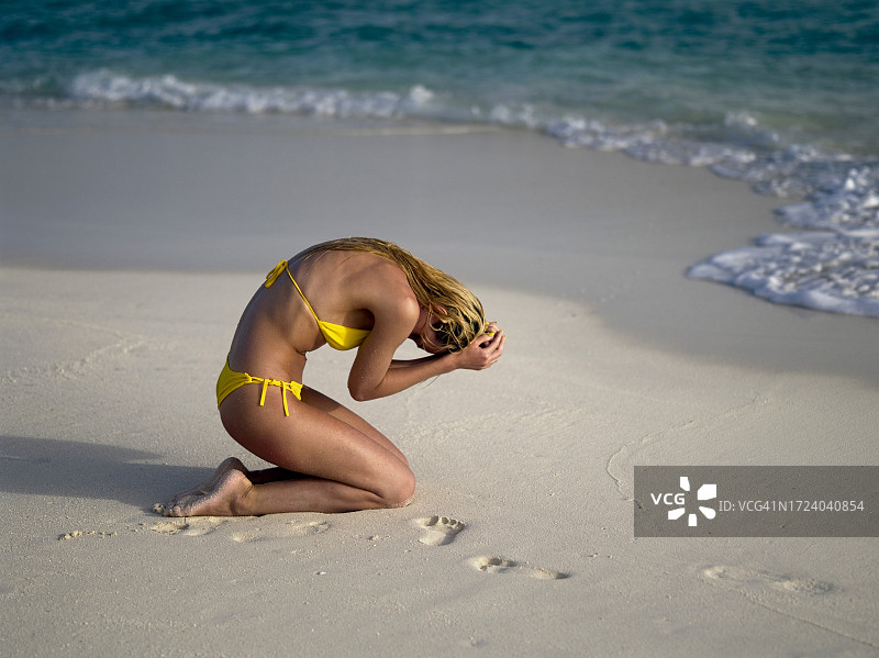 时尚模特：在海滩上穿着泳装锻炼图片素材