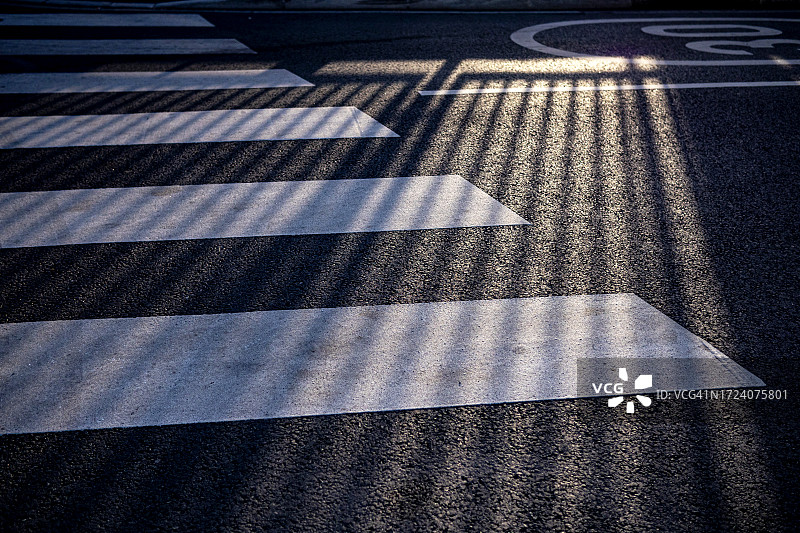 人行横道上的阳光图片素材