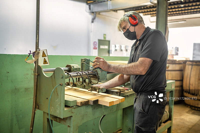 赫雷斯的制桶厂：工人调整桶板边缘图片素材