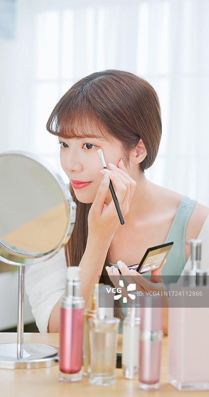 使用化妆刷的女人图片素材