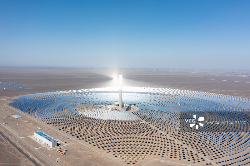 沙漠中的聚光太阳能热电站图片素材