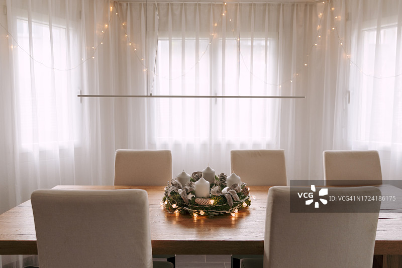 用基督降临节花环庆祝圣诞节前的时光图片素材