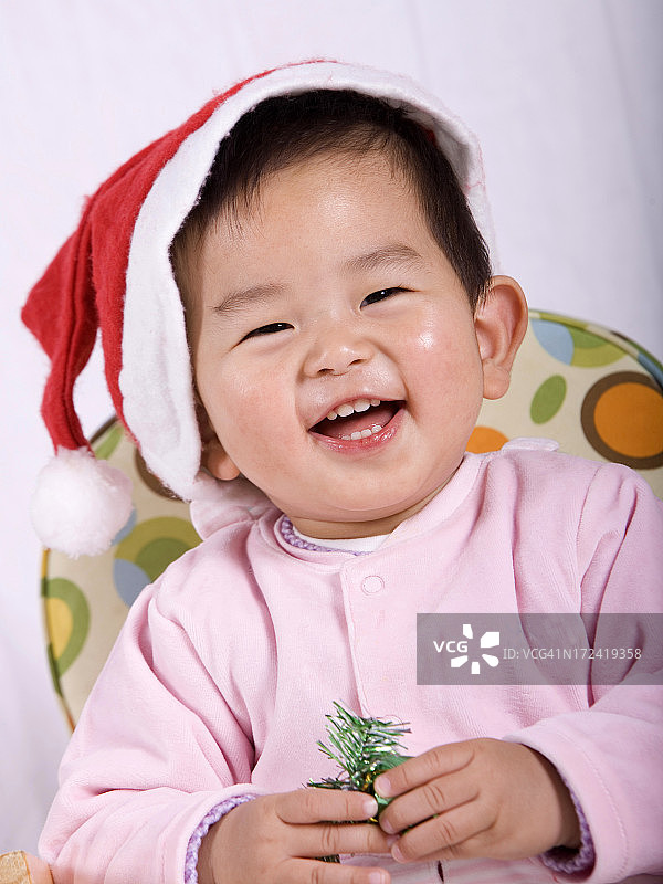 圣诞节欢笑的男孩图片素材
