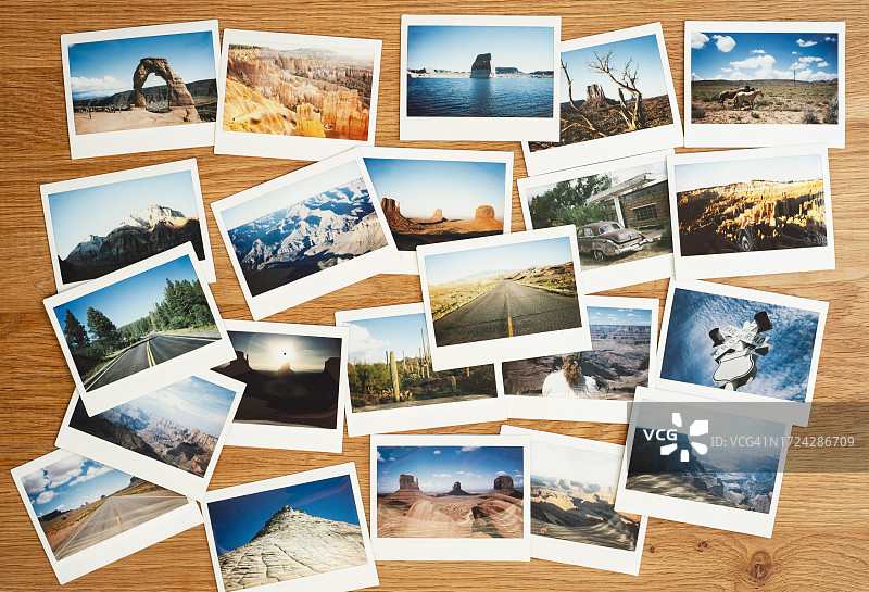 桌子上摆放的即时胶片旅行照片合集图片素材